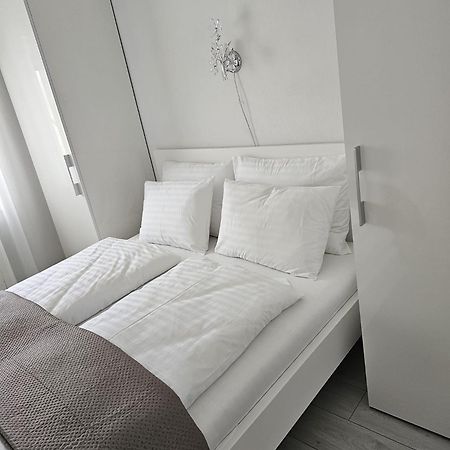Apartments Somi Porec Bagian luar foto