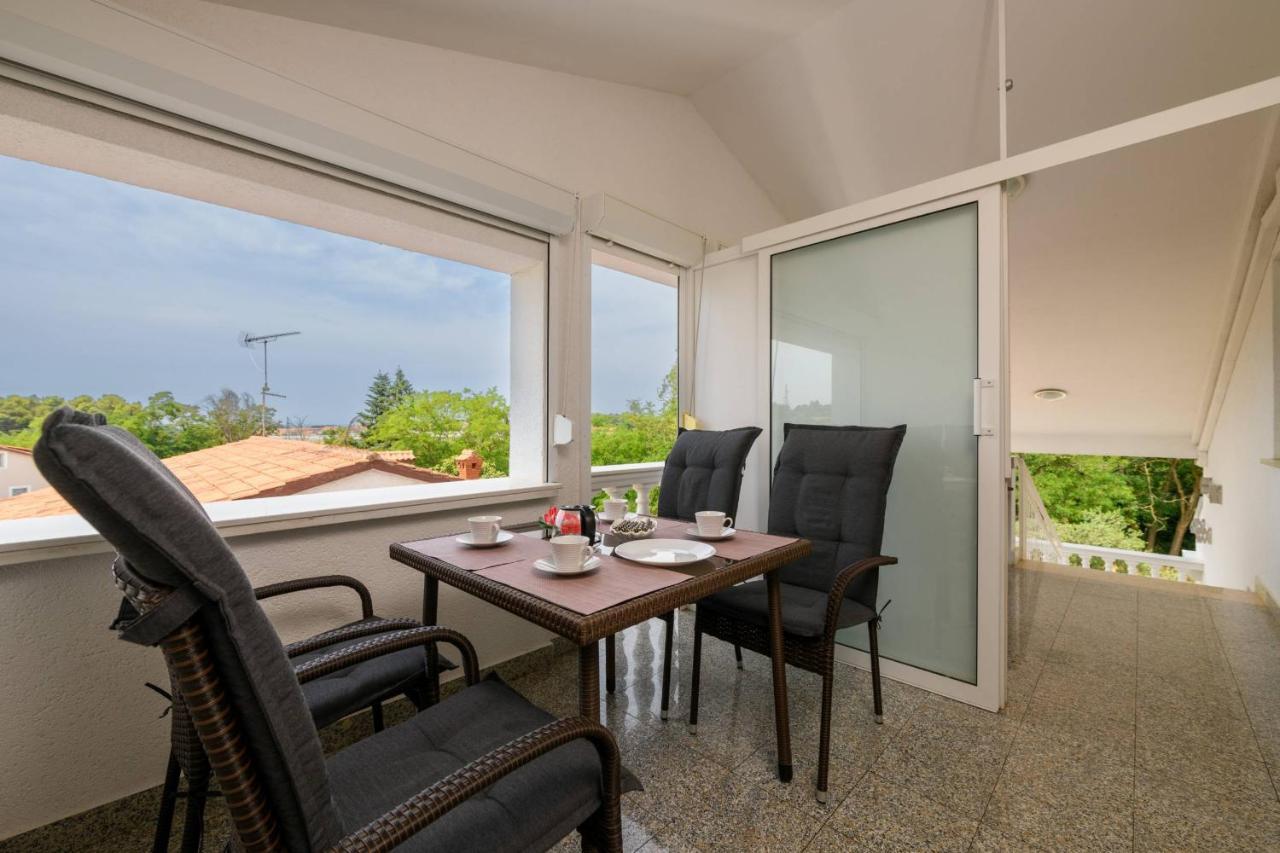 Apartments Somi Porec Bagian luar foto