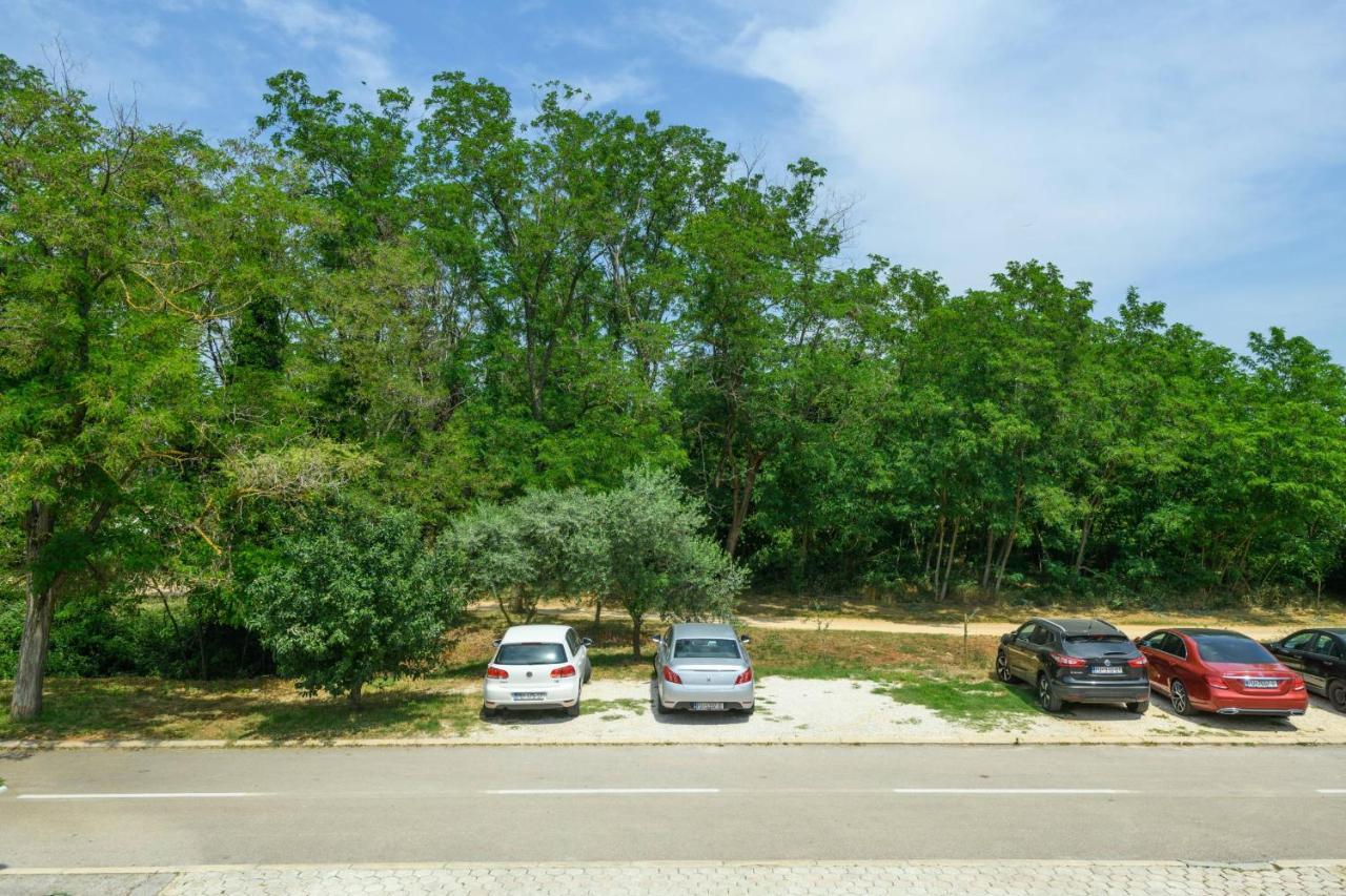 Apartments Somi Porec Bagian luar foto