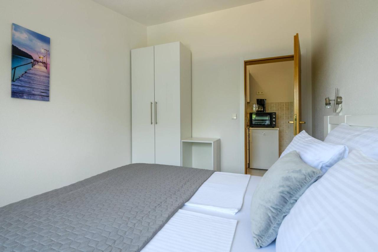 Apartments Somi Porec Bagian luar foto
