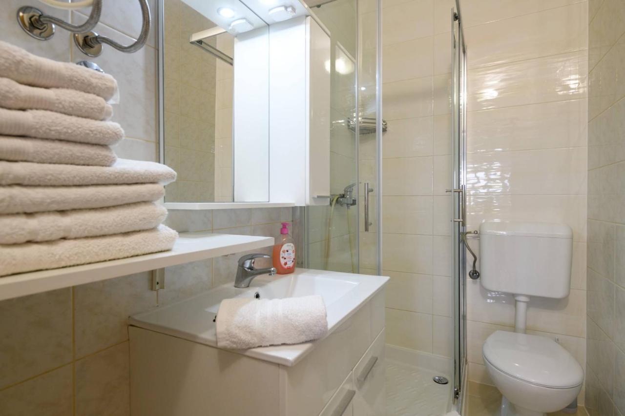 Apartments Somi Porec Bagian luar foto