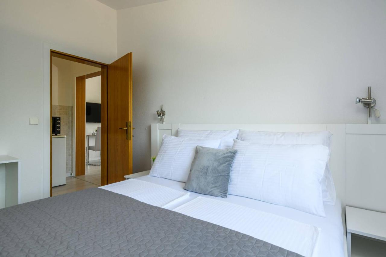 Apartments Somi Porec Bagian luar foto